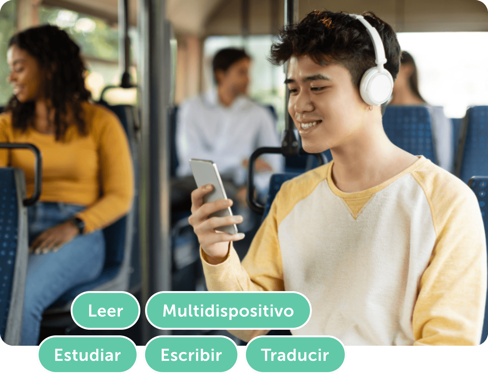 Joven sonriente usando un teléfono en el transporte público, con auriculares puestos.