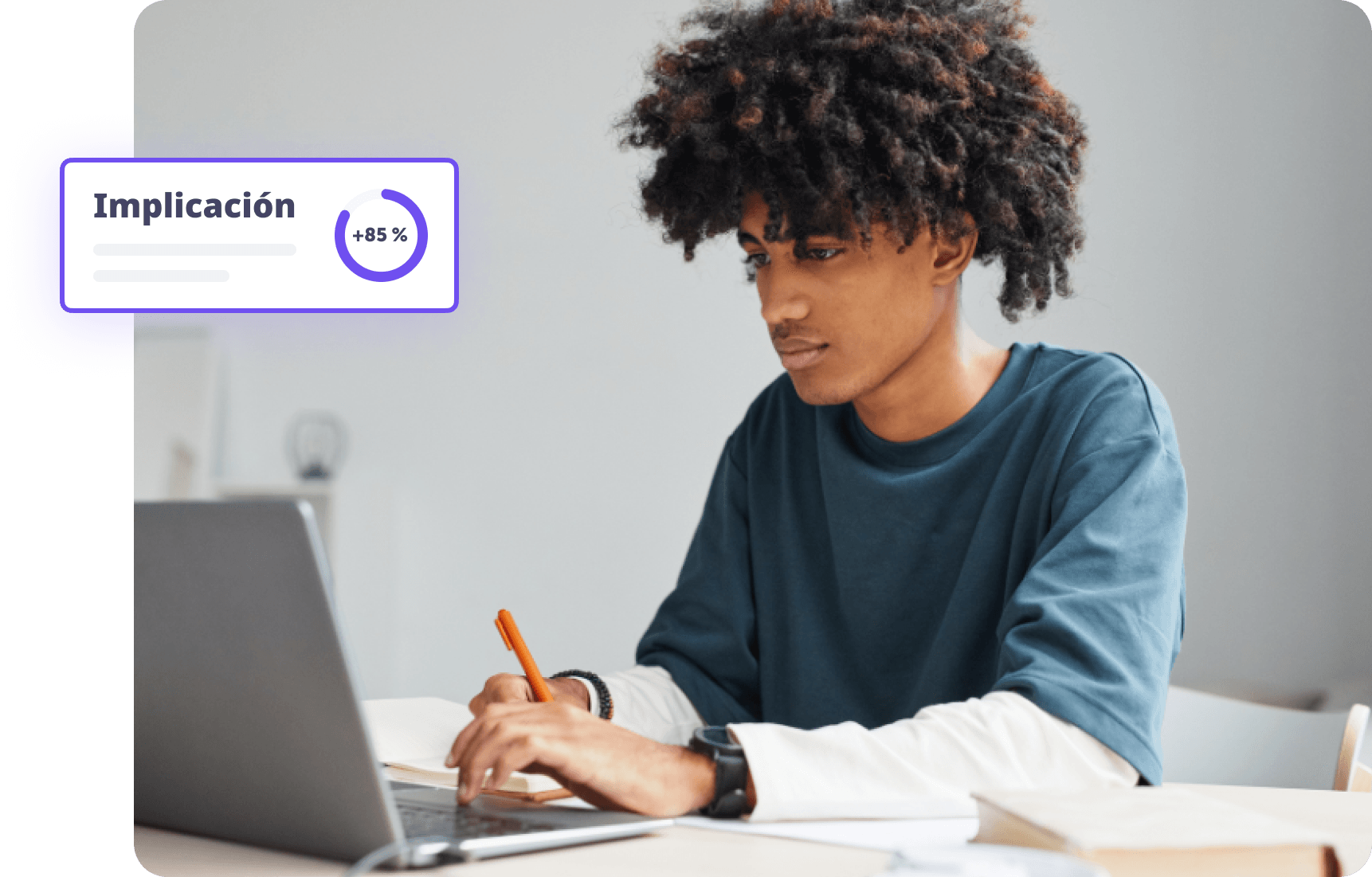 Joven con cabello rizado trabaja en laptop, mostrando un gráfico de implicación al 85%.
