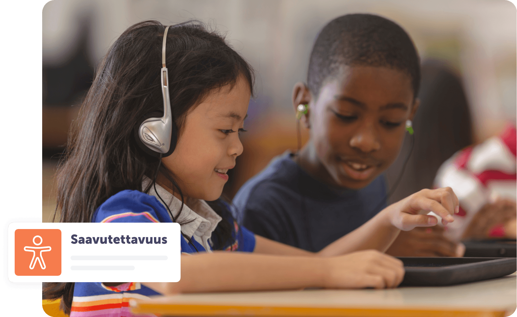 Lapset kuuntelevat musiikkia kuulokkeilla ja käyttävät tablettia luokkahuoneessa.