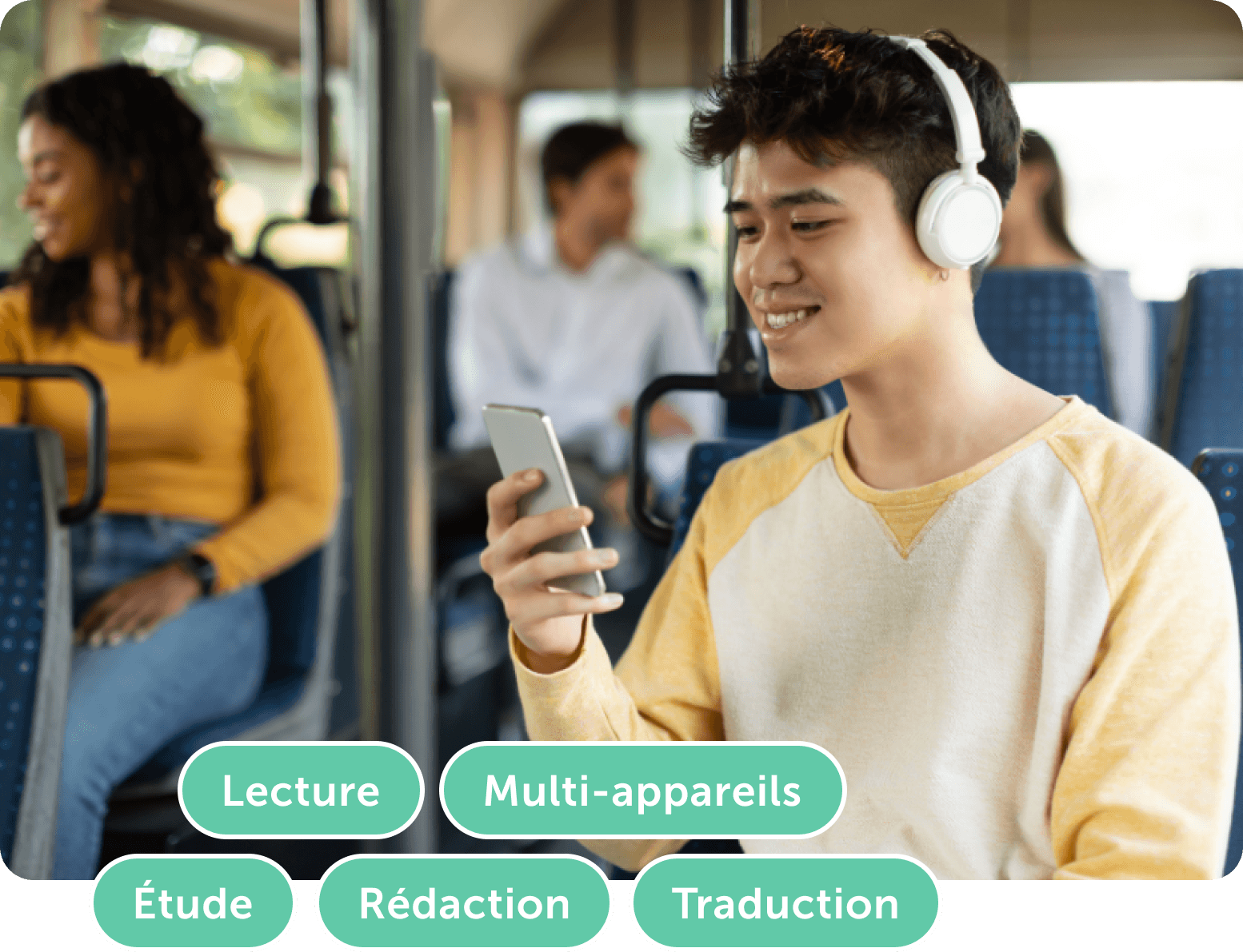 Jeune homme écoutant de la musique sur un bus, utilisant un smartphone et portant des écouteurs.