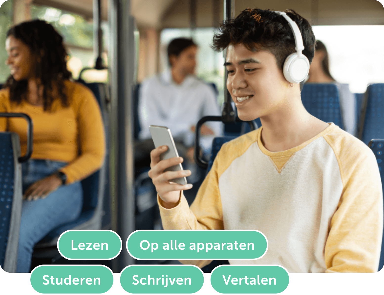 Jonge man met koptelefoon die zijn smartphone gebruikt in de bus, geconcentreerd op lezen en studeren.