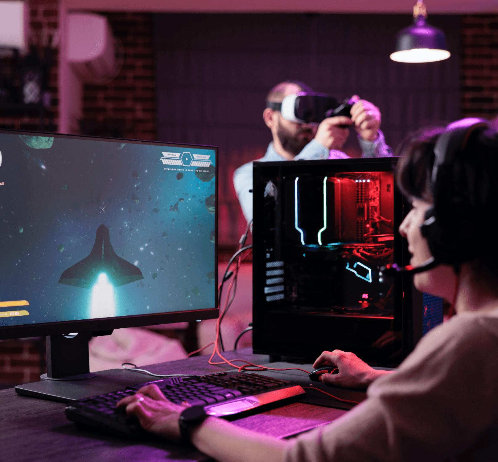 Persona spēlē uz PC ar VR austiņām, krāsainu datoru iestatīšanu un kosmosa tēmu vizuāliem.