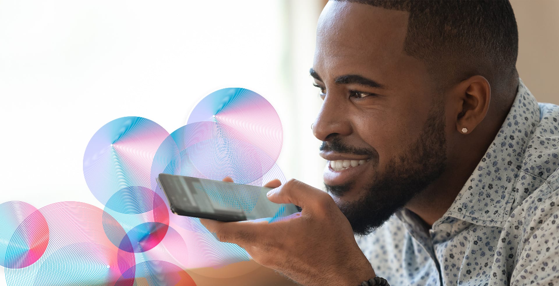 Uomo che interagisce con un assistente vocale virtuale