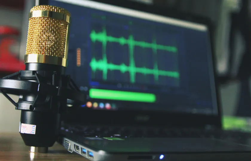 Using ReadSpeaker’s Gulf Arabic AI Voices: Amir and Yasmin on the laptop