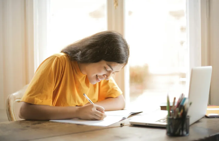 Een student gebruikt ReadSpeaker en toegankelijkheidschecks voor een optimale leerervaring
