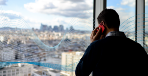 Ein Mann am Telefon schaut aus dem Fenster