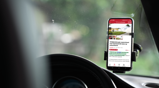 Auto Smartphone Omroep Flevoland min