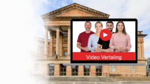 Laptop mit einem Videoübersetzungsdienst, auf dem vier lächelnde Fachleute und eine Wiedergabetaste zu sehen sind, vor dem Hintergrund eines neoklassizistischen Gebäudes mit Säulen.